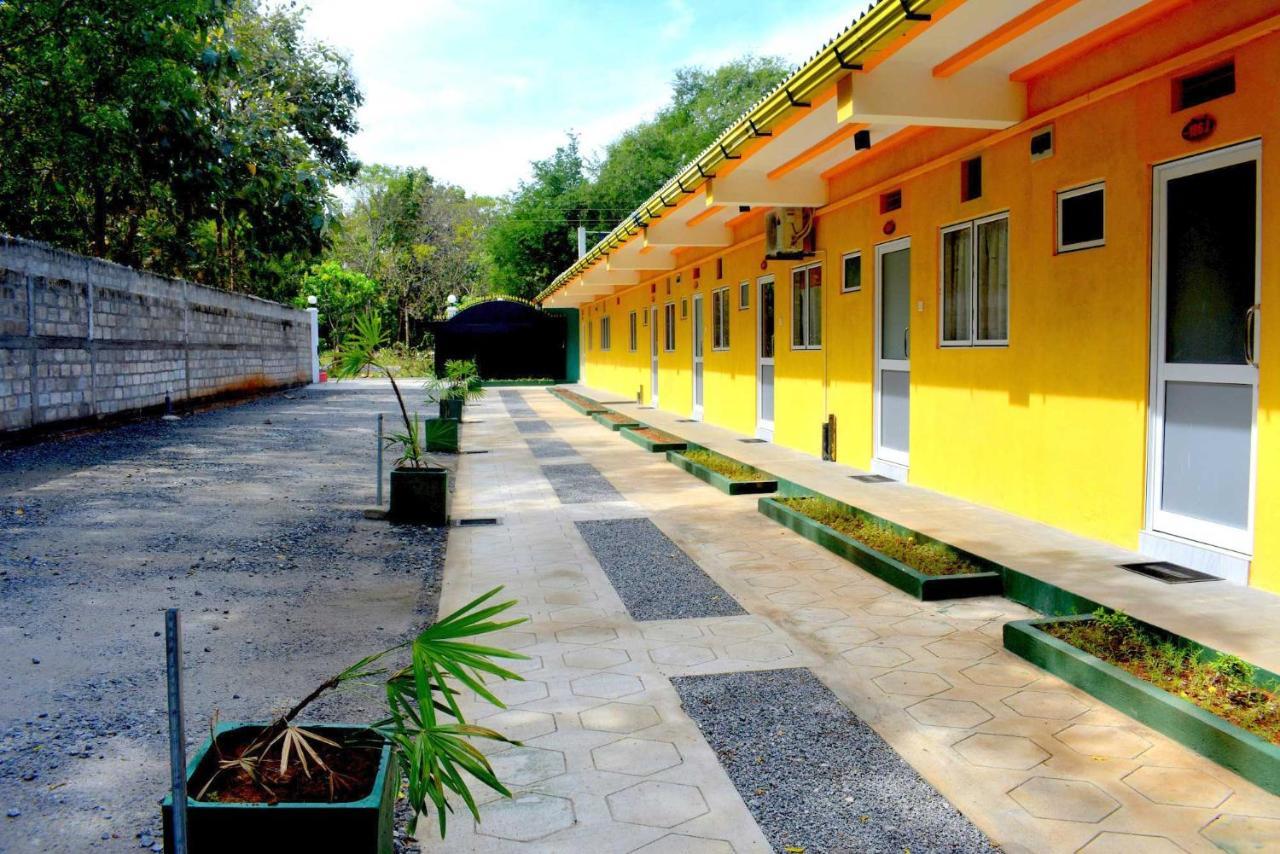 Sri Mayura Holiday Resort Катарагама Экстерьер фото