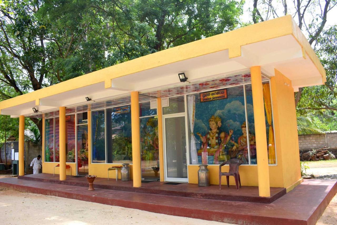 Sri Mayura Holiday Resort Катарагама Экстерьер фото