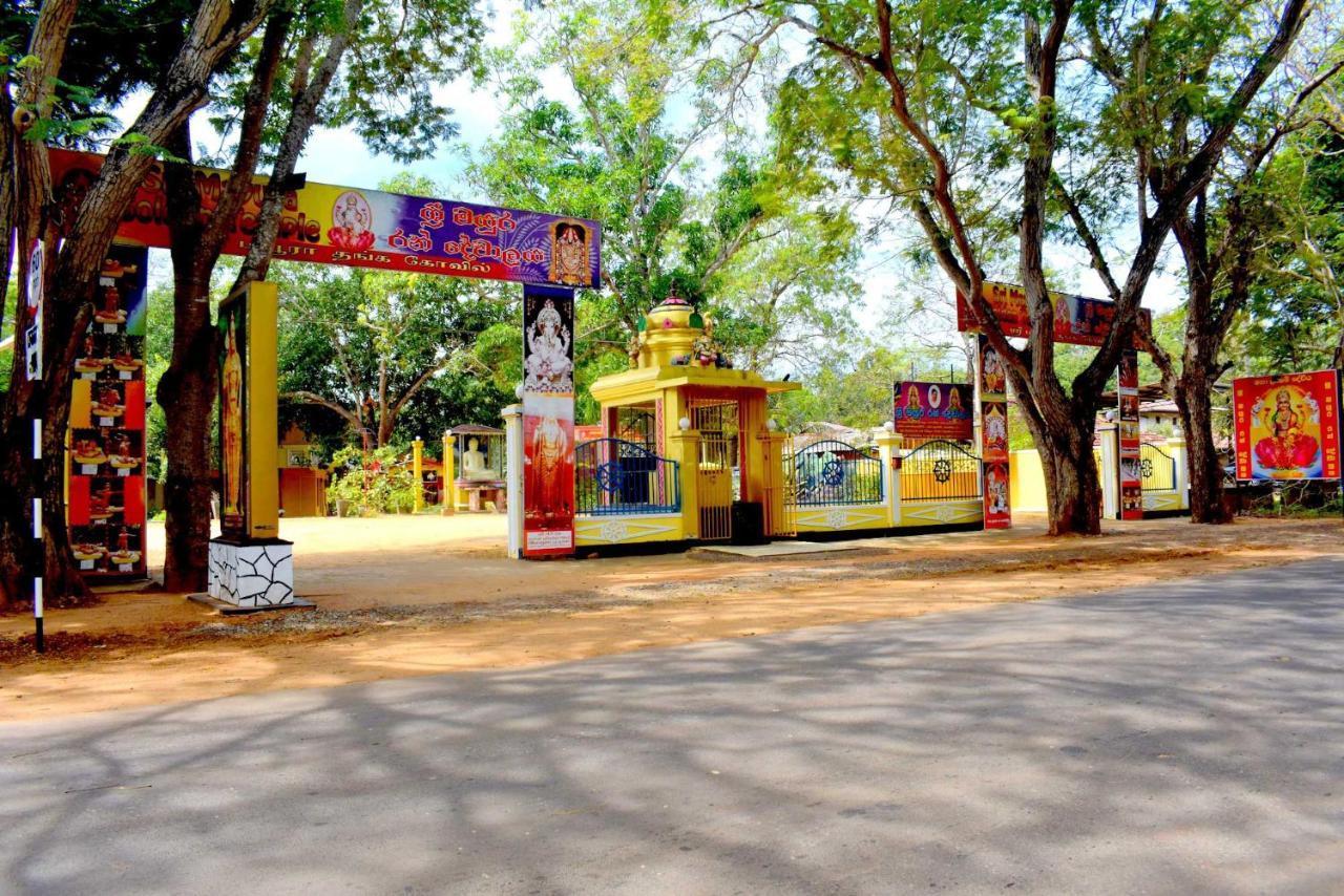 Sri Mayura Holiday Resort Катарагама Экстерьер фото