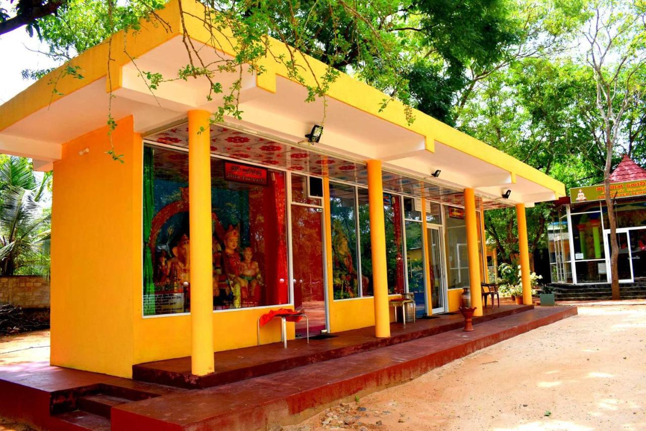 Sri Mayura Holiday Resort Катарагама Экстерьер фото