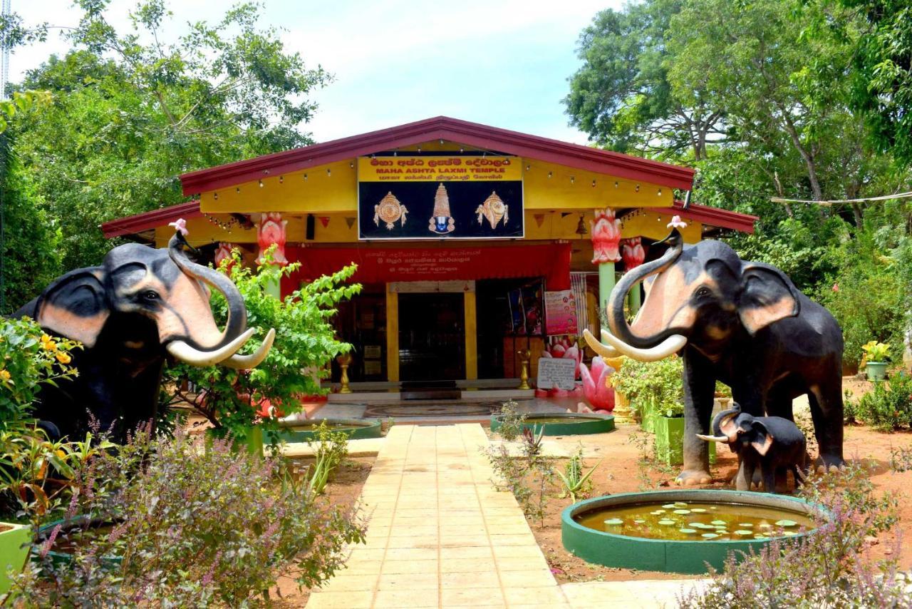 Sri Mayura Holiday Resort Катарагама Экстерьер фото